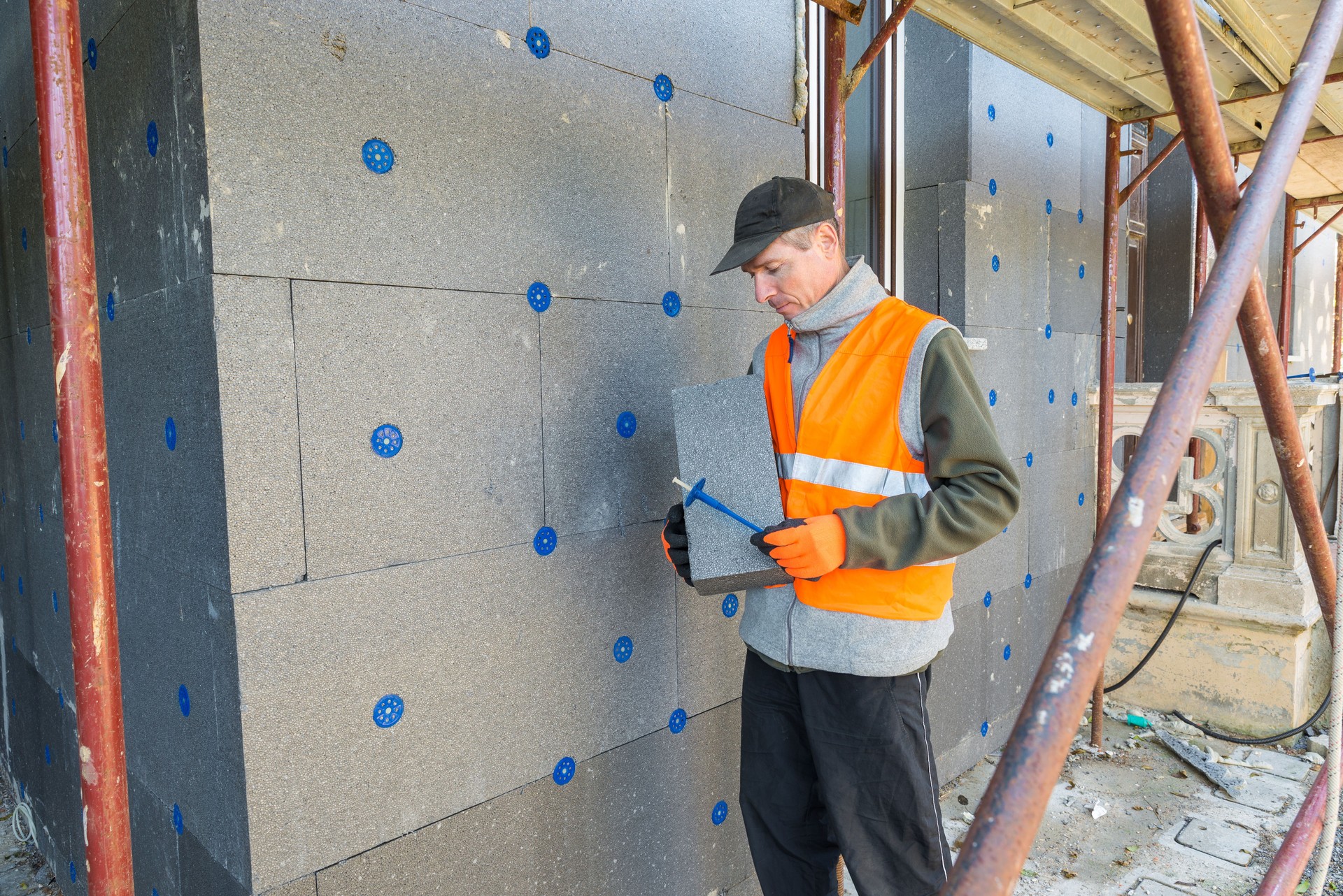 Installation of thermal insulation on the external walls of a house